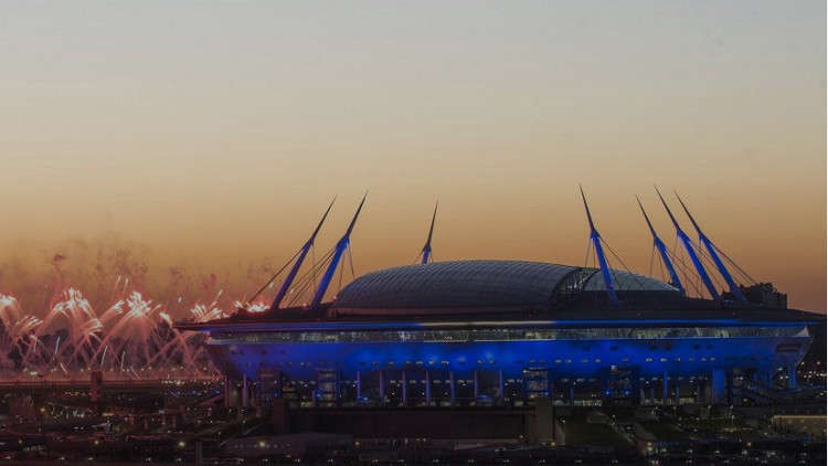 فن التصوير في اللحظة المناسبة يظهر ملعب كرة قدم كصحن طائر عملاق (صورة)