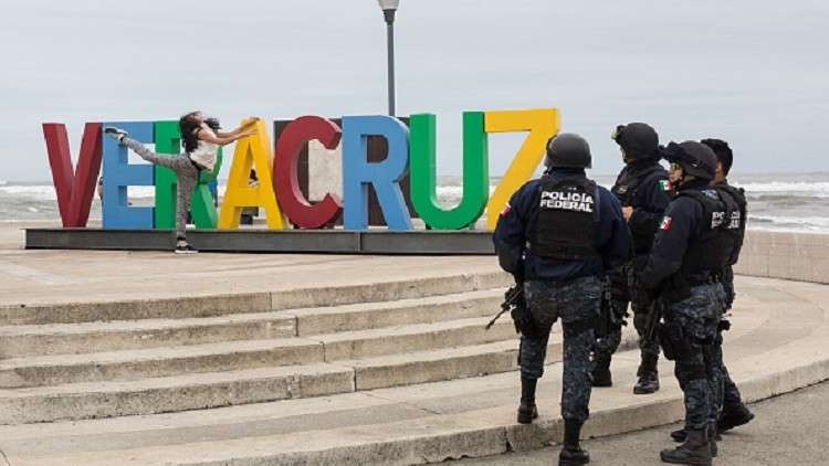 رجال شرطة بالمكسيك في ورطة بسبب صور مع حسناوات!