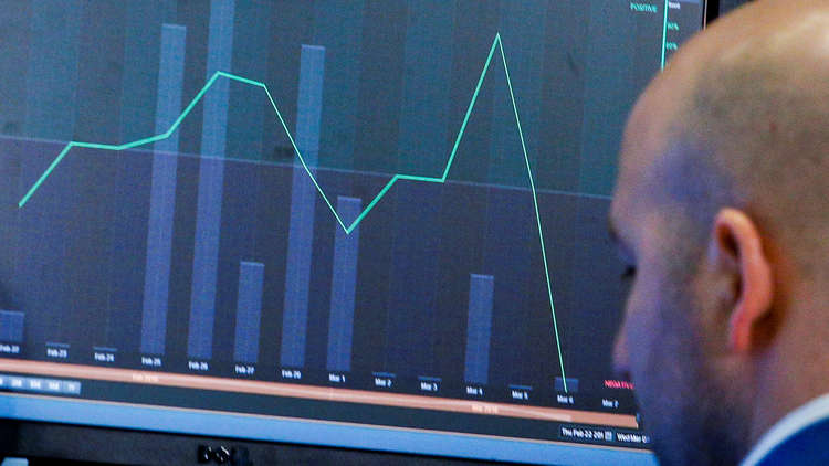 النفط يتراجع مع زيادة الإنتاج الأمريكي