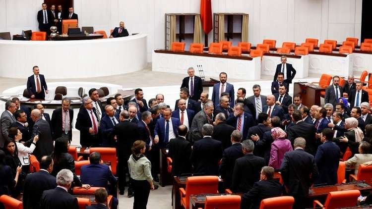 عراك حامي الوطيس في البرلمان التركي 