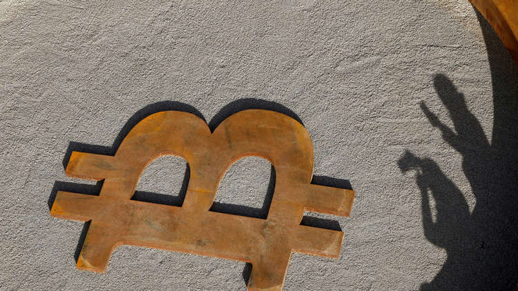 حمى البيتكوين تتراجع في الإنترنت