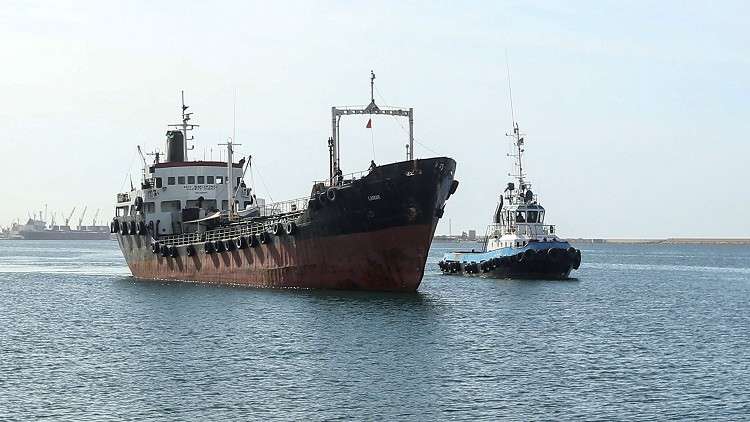البحرية الليبية تحتجز ناقلة نفط يونانية