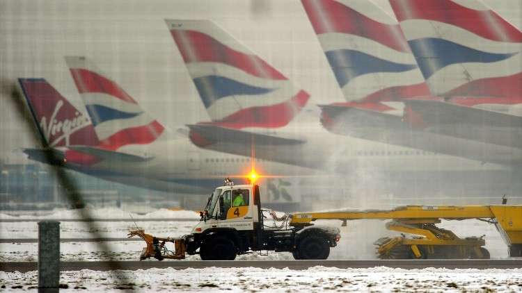 موجة صقيع تشل الحركة في مطارات لندن 