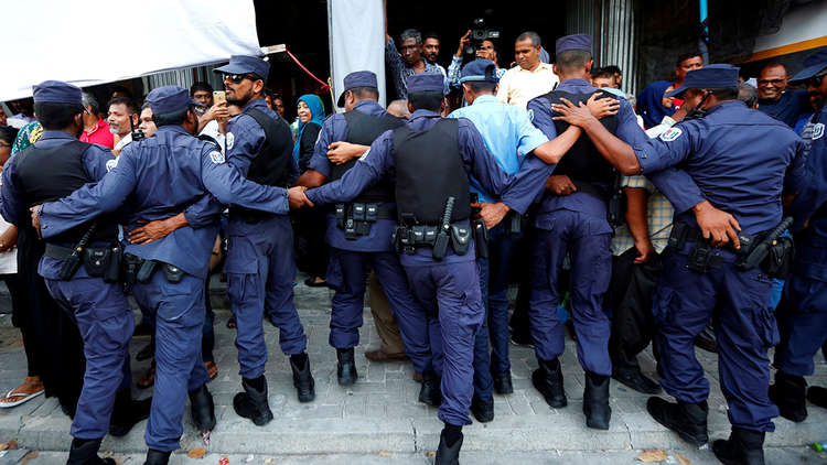 السلطات المالديفية تحتجز عشرات المعارضين بموجب قانون الطوارئ