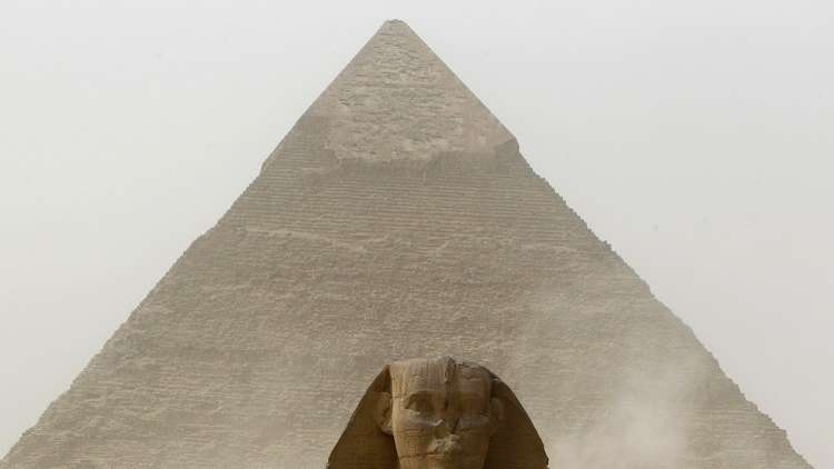 إنقاذ مواطن مصري حاول رمي نفسه من شاهق هرم