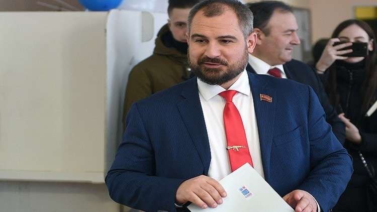 المرشح سورايكين يدلي بصوته في الانتخابات الرئاسية برفقة والدته المسنة