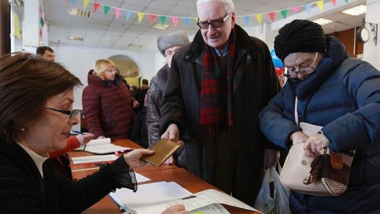 إقبال كبير للناخبين على مراكز الاقتراع في موسكو 