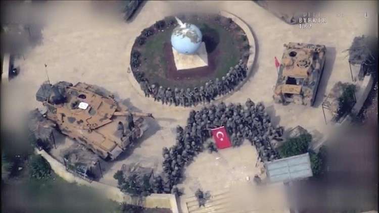 الجنود الأتراك يشكلون بأجسادهم هلالا في عفرين