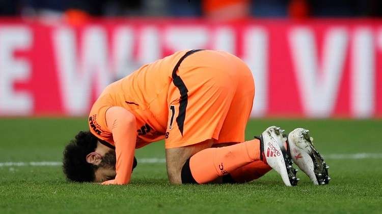 سجود طفل إنجليزي بعد تسجيله الهدف اقتداء بصلاح (فيديو)