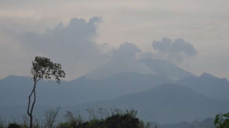 انبعاث دخان سام من بركان في إندونيسيا