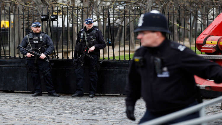 الشرطة البريطانية تطوق مبنى في لندن بعد تلقيها بلاغا عن وجود مركبة مشبوهة