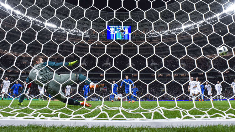 ثلاثية برازيلية في شباك "لوجنيكي"