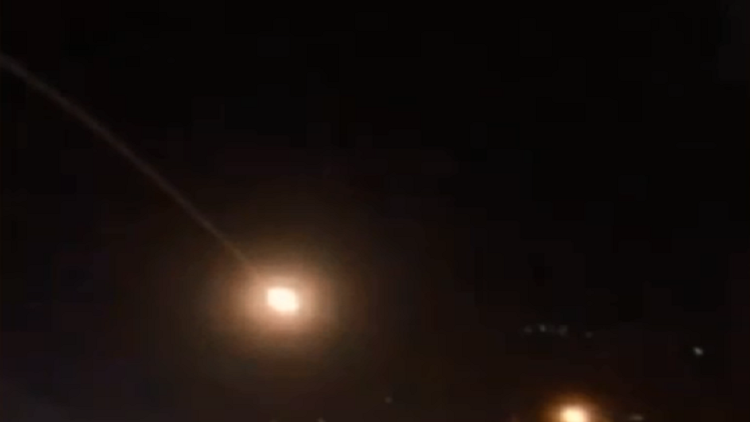 شاهد.. منظومات الدفاع الجوي السعودية تتصدى لصواريخ الحوثيين في سماء المملكة