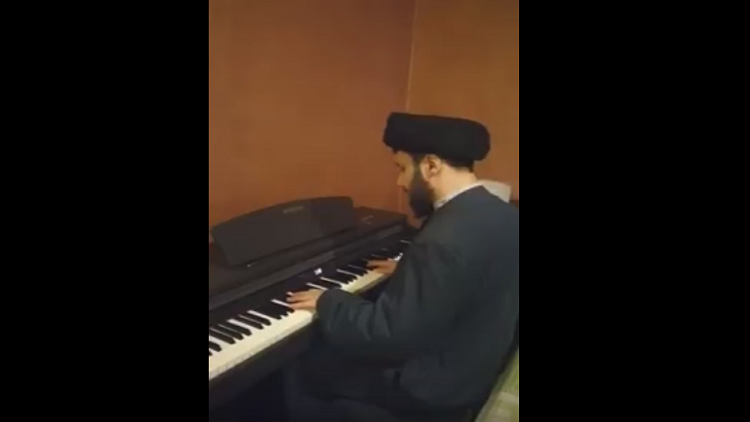 بالفيديو.. رجل الدين اللبناني حسين الحسيني وعزف جديد على البيانو