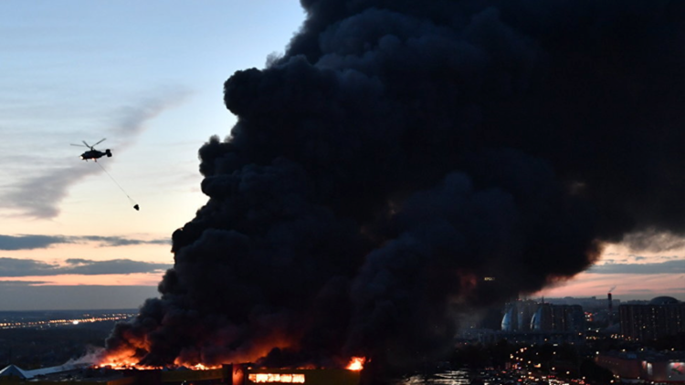 حريق ضخم في مستودع بمدينة فلاديفوستوك الروسية