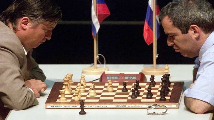 بعيدا عن الشطرنج.. نزال بين البطلين كاربوف وكاسباروف 