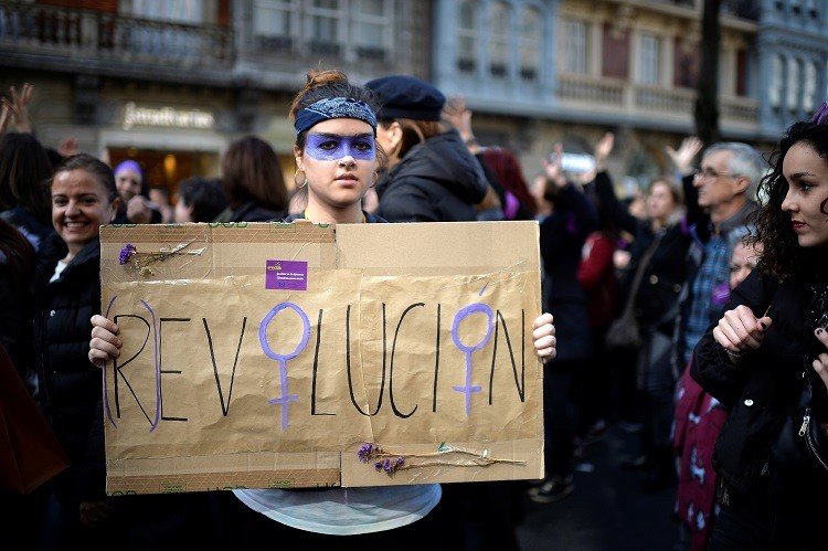 في يومهن العالمي.. نساء إسبانيا يغلقن الشوارع احتجاجا على أوضاعهن (صور + فيديو)