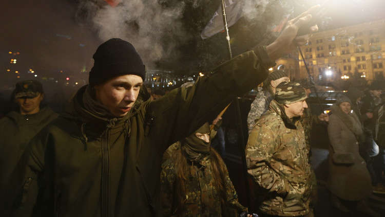 متطرفون أوكرانيون يحرقون حافلة بولندية