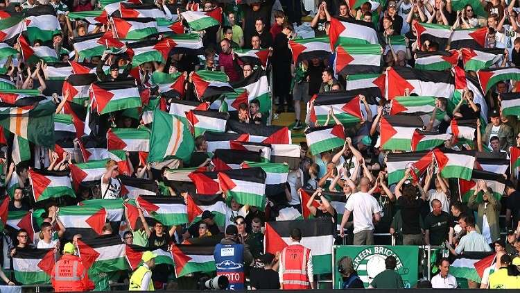 جماهير سلتيك ترفع 16 علما فلسطينيا تضامنا مع غزة
