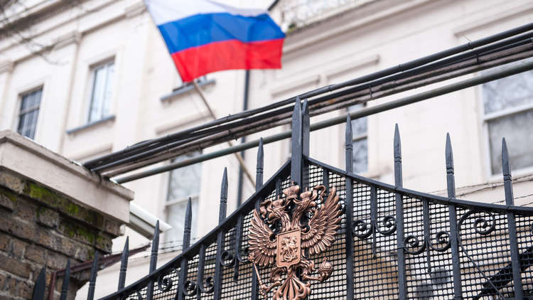 السفارة الروسية في لندن تستطلع الآراء بشأن تحقيق بريطانيا في قضيتي سكريبال وغلوشكوف