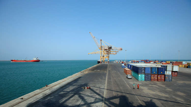 قوة بحرية أوروبية تكشف اسم الناقلة السعودية التي قصفها الحوثيون