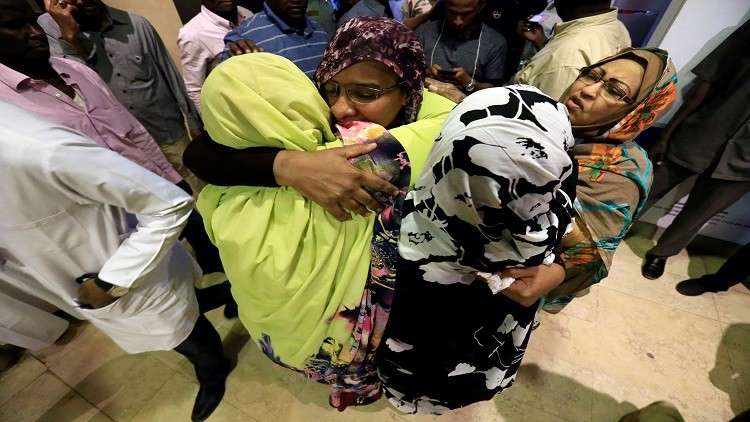 استقبال مجموعة من النساء والأطفال بعد عودتهم من ليبيا في مطار الخرطوم، 5 أبريل 2018