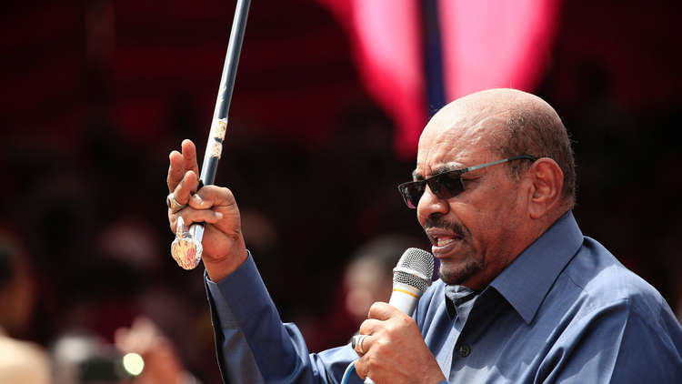 الرئيس السوداني يتعهد بأن تبقى مرتبات العسكريين الأعلى