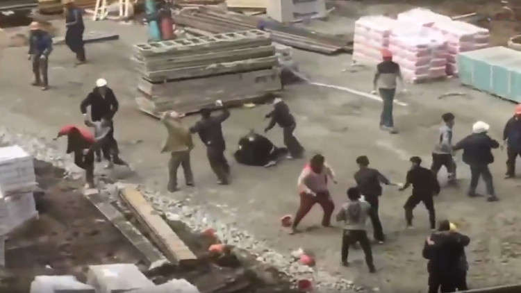 بالفيديو .. مشاجرة جماعية في روسيا بين عمال من كوريا الشمالية وطاجيكستان 