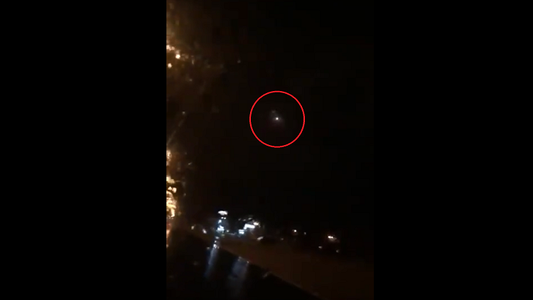 فيديو لحظة اعتراض صاروخ باليستي أطلقه الحوثيون على نجران