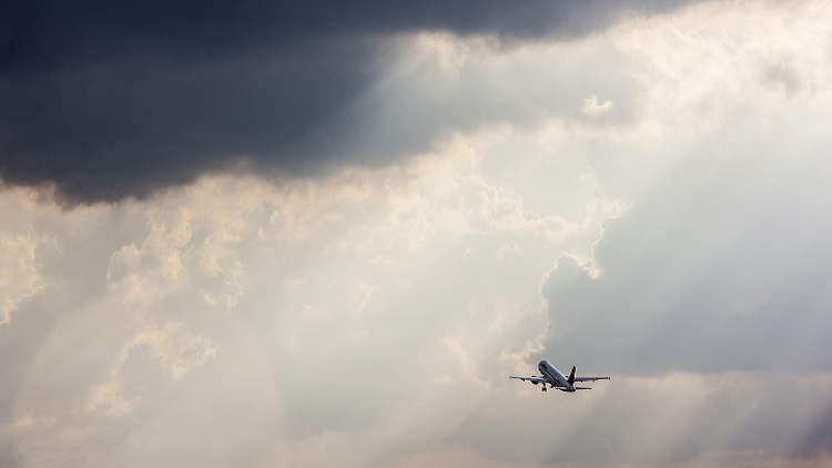 ماذا يحدث عندما يضرب البرق طائرة محلقة في الأجواء؟