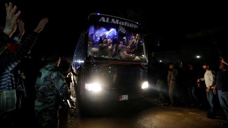 سوريا.. المدنيون يستولون على محتويات مستودعات "جيش الإسلام" الغذائية في دوما