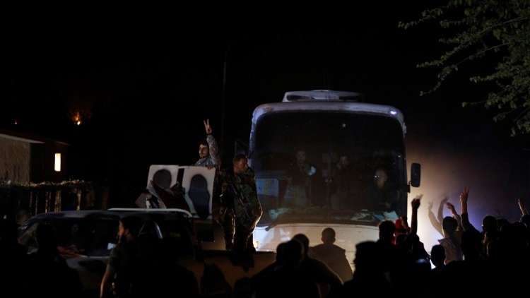 وصول الدفعة الأخيرة من المختطفين إلى صالة الفيحاء بدمشق بعد تحريرهم من أيدي 