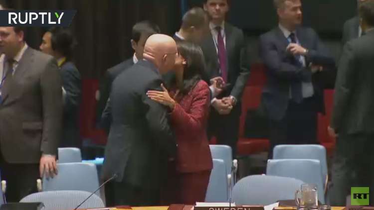 رغم ذلك.. المندوب الروسي فاسيلي نيبنيزيا يقبل نيكي هايلي