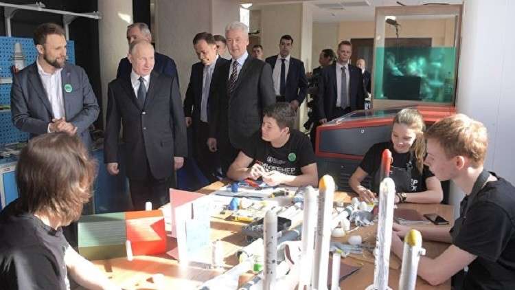 بوتين يتعهد بالاستمرار في تحقيق البرنامج القمري الروسي