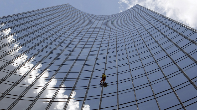 عمره 55 عاما.. "الرجل العنكبوت" يتسلق ناطحات السحاب حول العالم (فيديو)