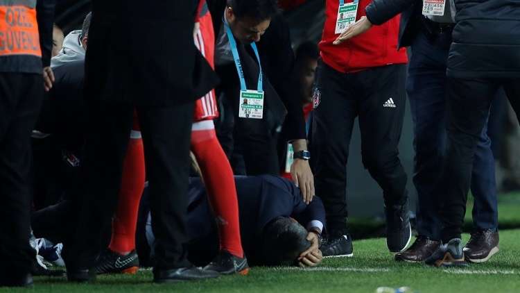 شاهد.. إلغاء مباراة بيشكتاش وفنربخشة بسبب شغب الجماهير