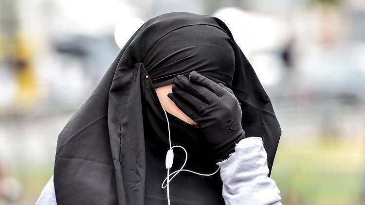 حرمان مسلمة من الجنسية الفرنسية لرفضها مصافحة مسؤولين