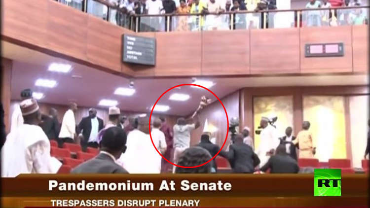 لصوص يسرقون برلمان نيجيريا!
