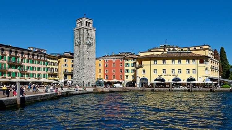 عائلة إيطالية تتبنى رجلا عمره 32 عاما