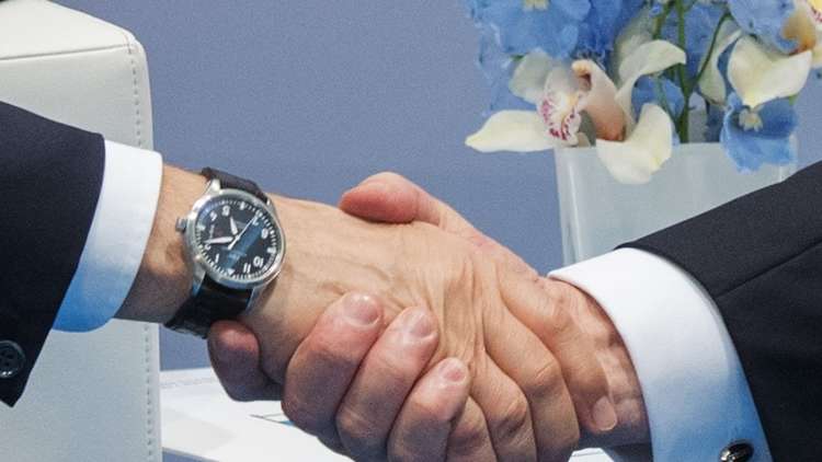 اكتشاف علاقة بين قوة المصافحة والقدرات العقلية