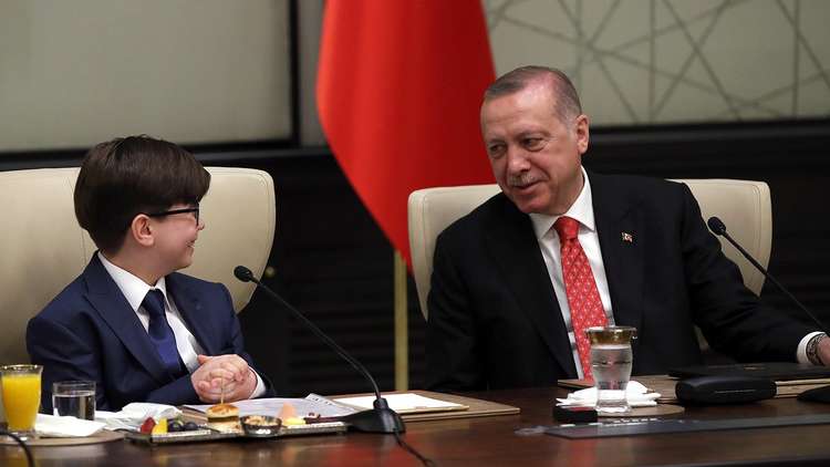 أردوغان يتنحى عن منصبه رمزيا لصالح طفل