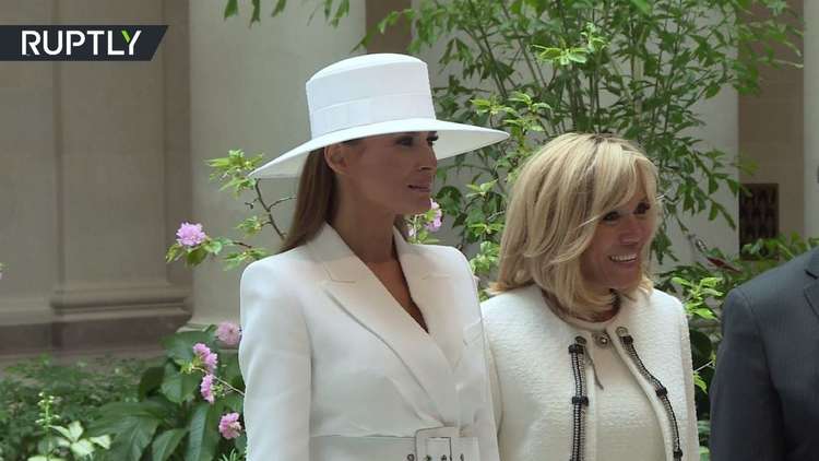 بريجيت ماكرون وميلانيا ترامب تتجولان في متحف