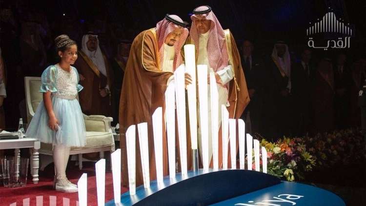 شاهد الملك السعودي يضع حجر الأساس لمشروع 