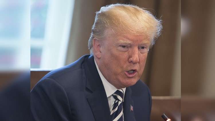 الأمريكيون يسخرون من ترامب ومعركته الخاسرة مع مظلته