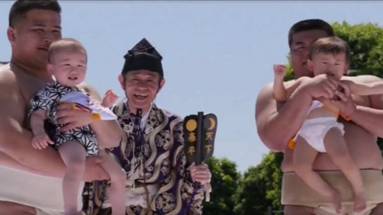لاعبو السومو ومهرجان بكاء الأطفال في اليابان!