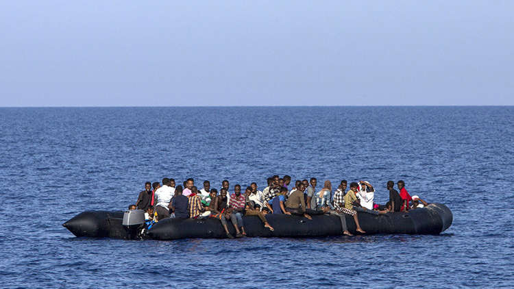 زورق ينقل مهاجرين قبالة السواحل الليبية