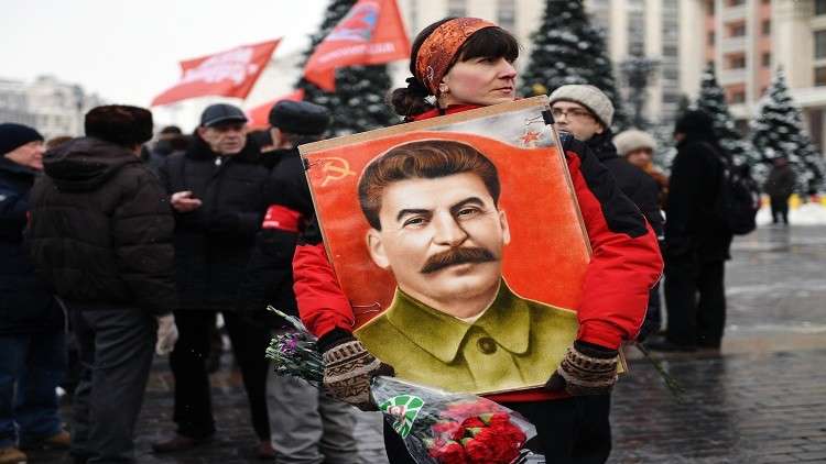 متظاهرون يرفعون صور ستالين أثناء مسيرة في لندن