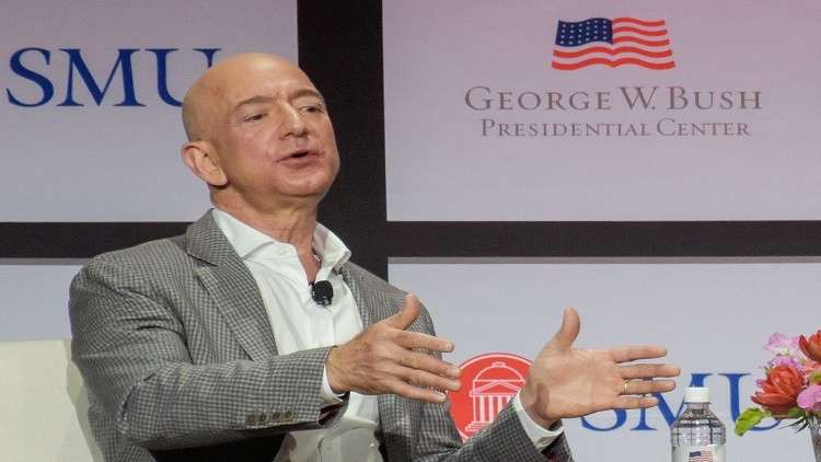 أغنى رجل في التاريخ يعاني من صعوبة صرف ثروته! 