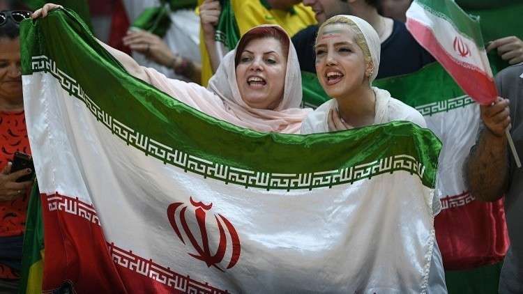 مشجعات إيرانيات يتنكرن باللحى وأزياء الرجال لدخول الملعب (فيديو)