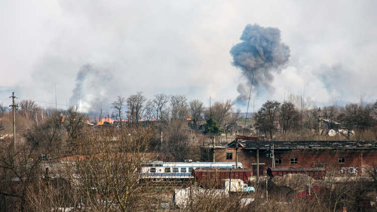 حريق في مستودع للذخيرة في أوكرانيا (فيديو)